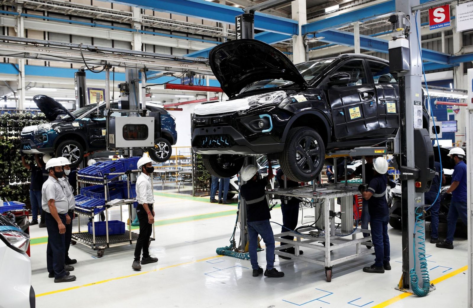 Sản xuất dòng xe SUV chạy bằng điện ở nhà máy của Tập đoàn Tata (Ấn Độ)  REUTERS
