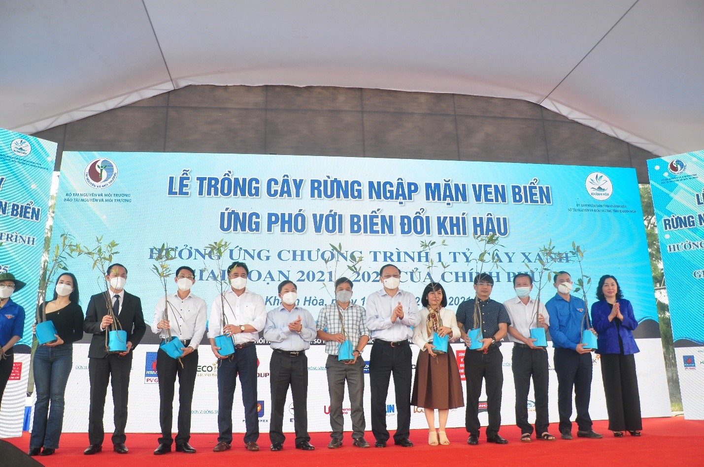 Các đồng chí lãnh đạo tặng cây tượng trưng cho đại diện người dân xã Cam Thành Bắc, huyện Cam Lâm Tỉnh Khánh Hòa 