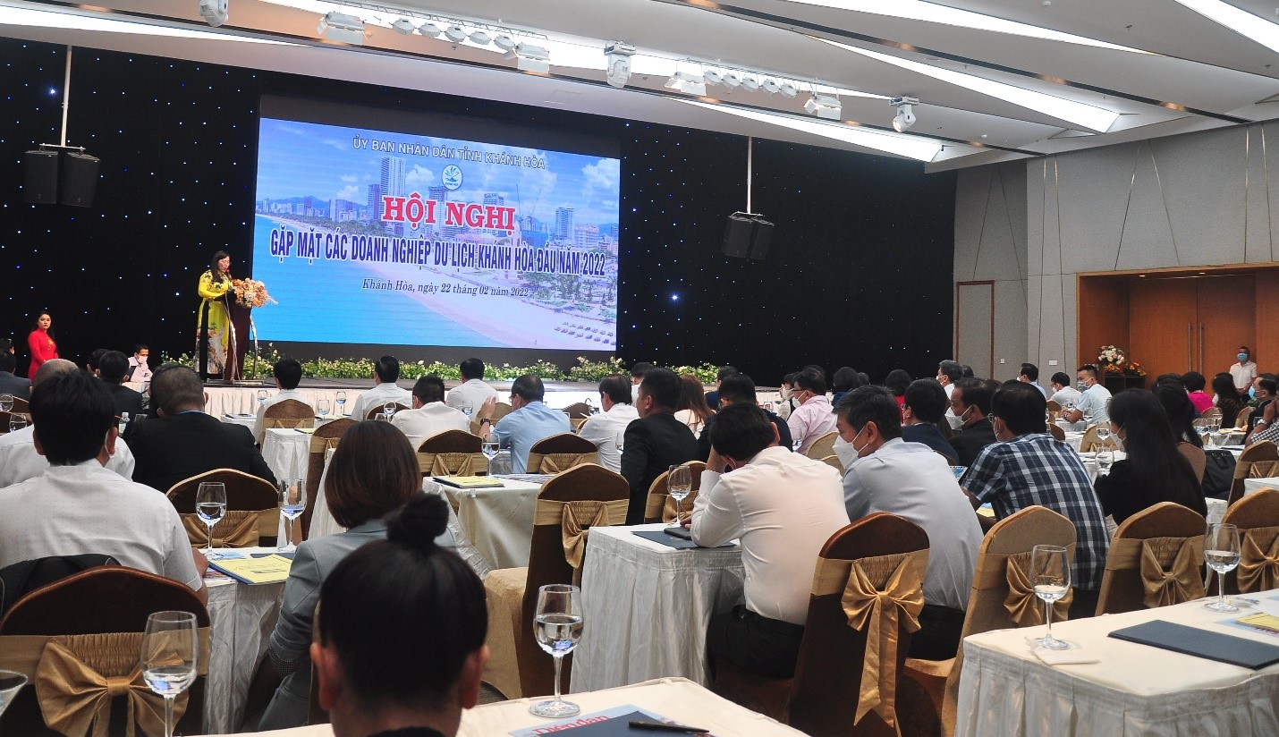 Bà Nguyễn Thị Lệ Thanh, Giám đốc Sở Du Lịch Khánh Hòa đọc báo cáo tóm tắt nhiệm vụ trọng tâm ngành Du lịch năm 2021 và phương hướng nhiệm vụ hoạt động năm 2022