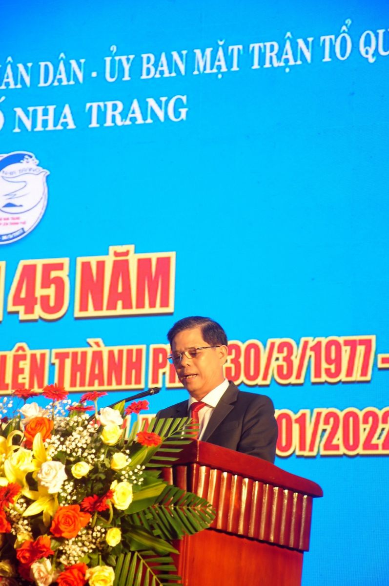 Ông Nguyễn Tấn Tuân, Phó Bí Thư Tỉnh Ủy, Chủ Tịch UBND tỉnh Khánh Hòa phát biểu tại buổi lễ kỉ niệm 45 năm Ngày Nha Trang nâng cấp lên Thành Phố