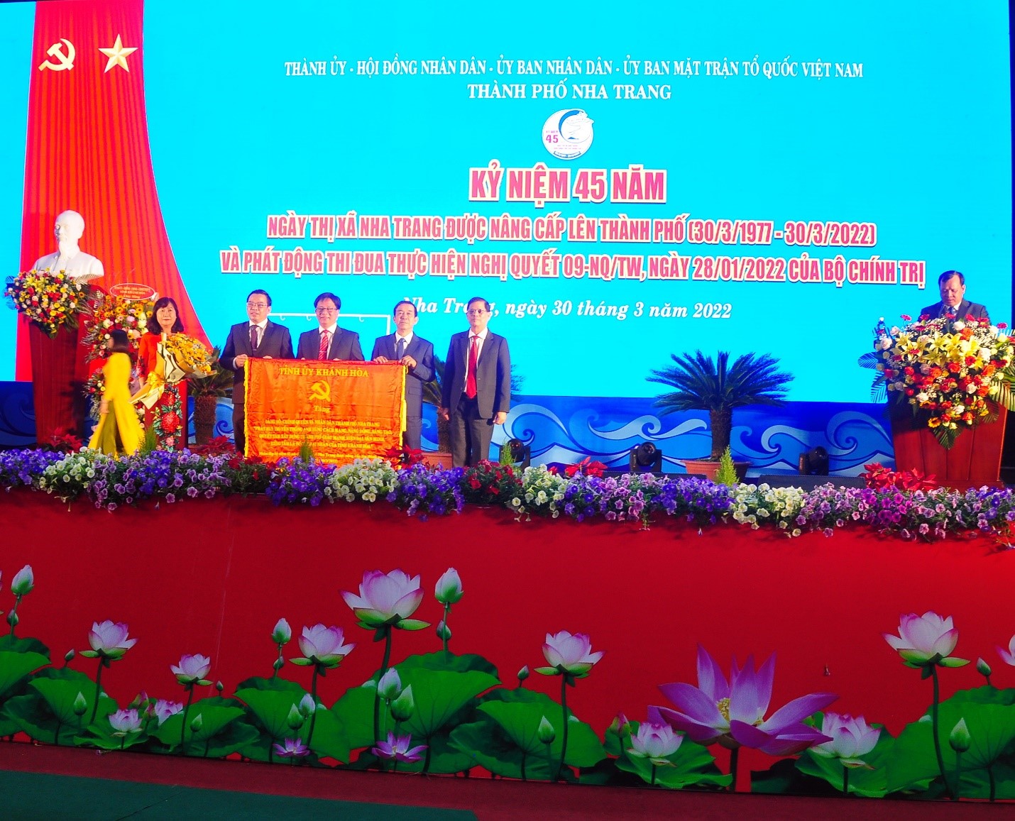 Tỉnh Ủy Khánh Hòa tặng bức trướng đến Nhân Dân, Cán Bộ Thành Phố Nha Trang nhân kỷ niệm 45 năm Ngày Thị xã Nha Trang nâng cấp lên Thành phố (30/3/1977-30/3/2022)
