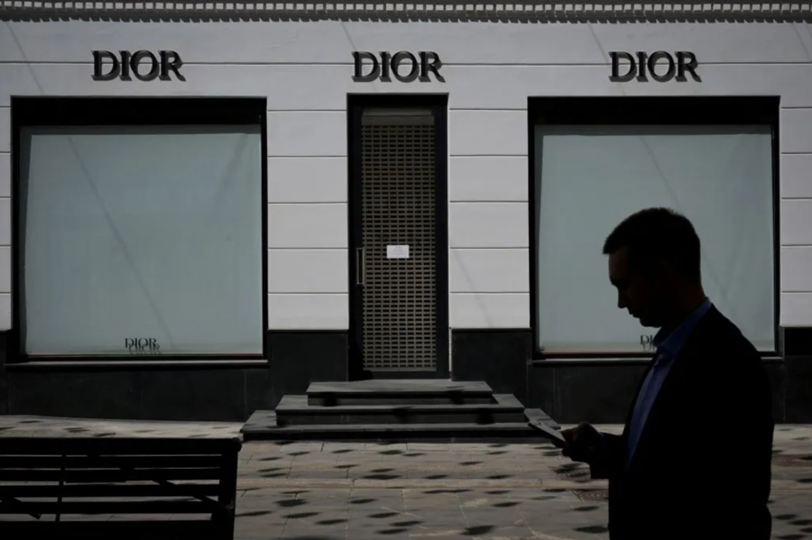 Một người đàn ông đi ngang qua một cửa hàng Dior đã đóng cửa ở Moscow, Nga ngày 8/6/2022 - Ảnh: Getty Images