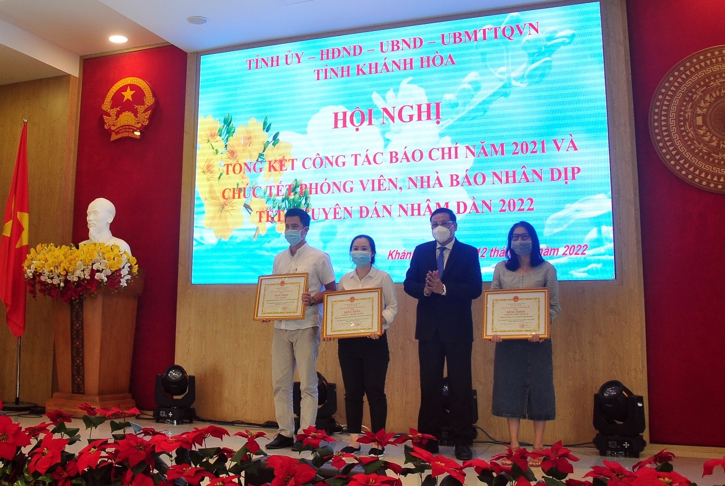Ông Lê Hữu Thọ, UV TV, Trưởng Ban Tuyên Giáo Tỉnh Ủy, trao tặng bằng khen của UBND tỉnh Khánh Hòa cho các cá nhân có thành tích xuất sắc trong công tác truyền thông báo chí về phòng chống COVID – 19. 