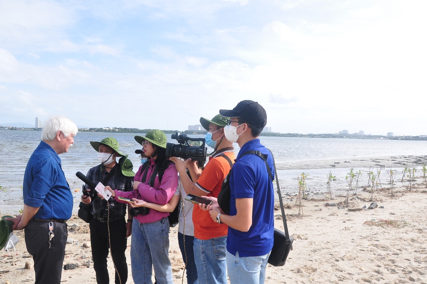 Nhà Sử học DươngTrung Quốc, Đại biểu Quốc Hội trả lời phỏng vấn các nhà báo về trồng cây rừng ngập mặn ven biển để ứng phó với biến đổi khí hậu