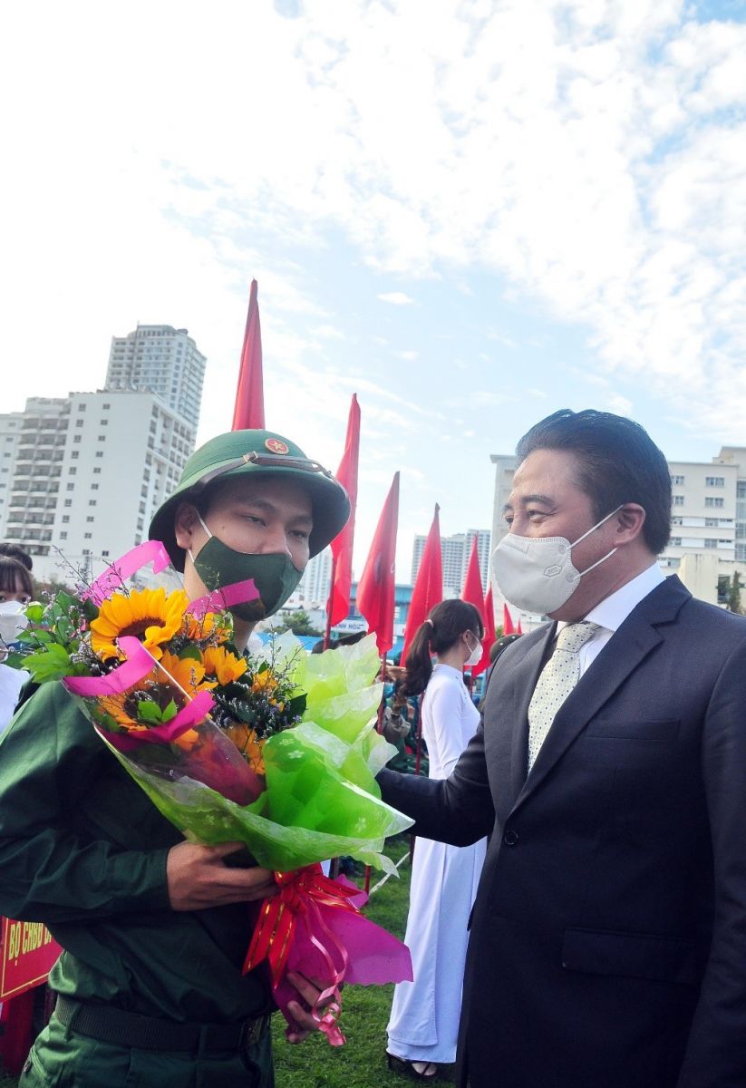 Ông Nguyễn Khắc Toàn, Phó Bí Thư Thường trực Tỉnh Ủy- Chủ tịch H ĐND tỉnh tặng hoa TN lên đường nhập ngũ