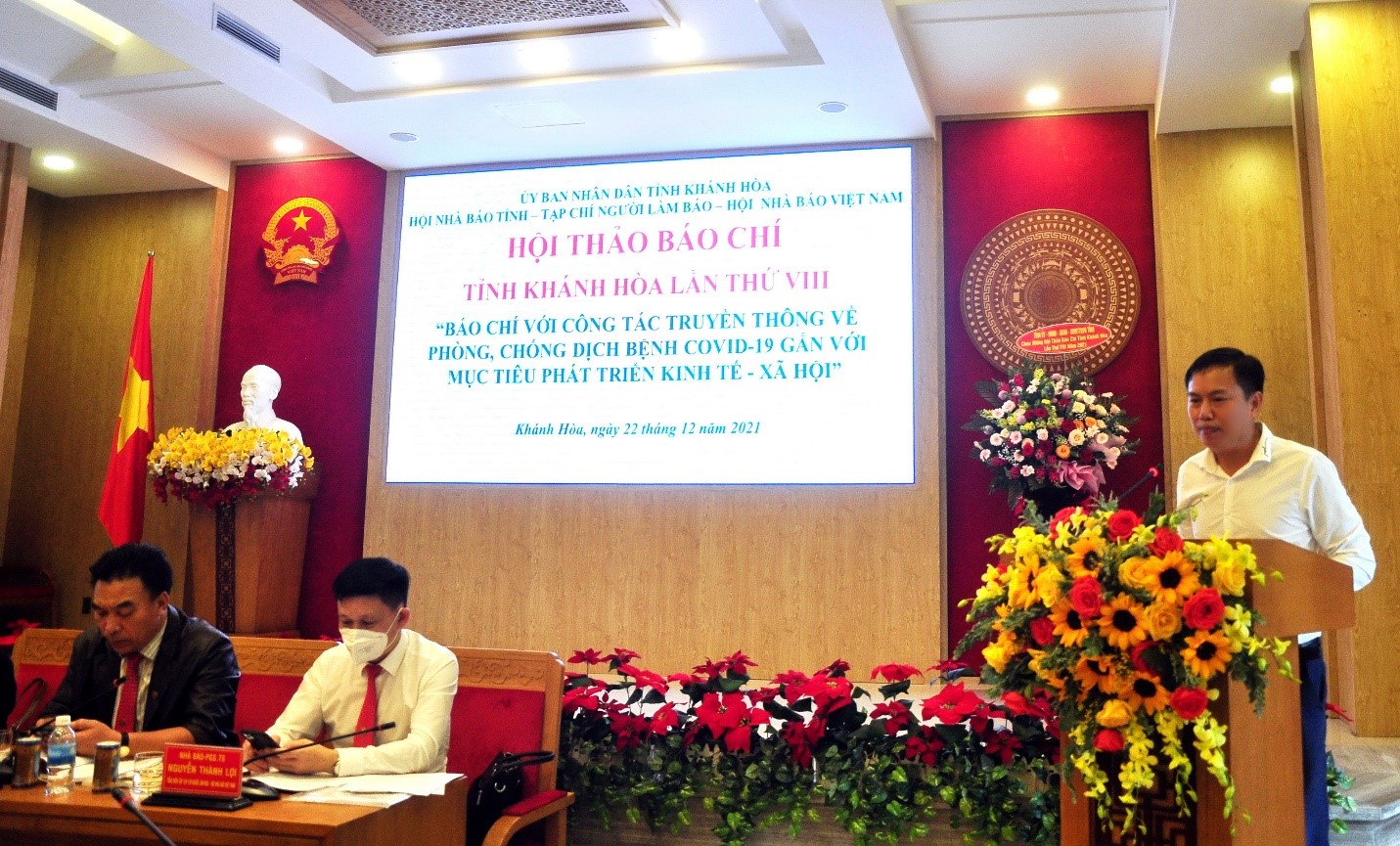 Nhà báo Nguyễn Văn Hạnh Báo Quân Đội Nhân Dân tham luận tại Hội Thảo