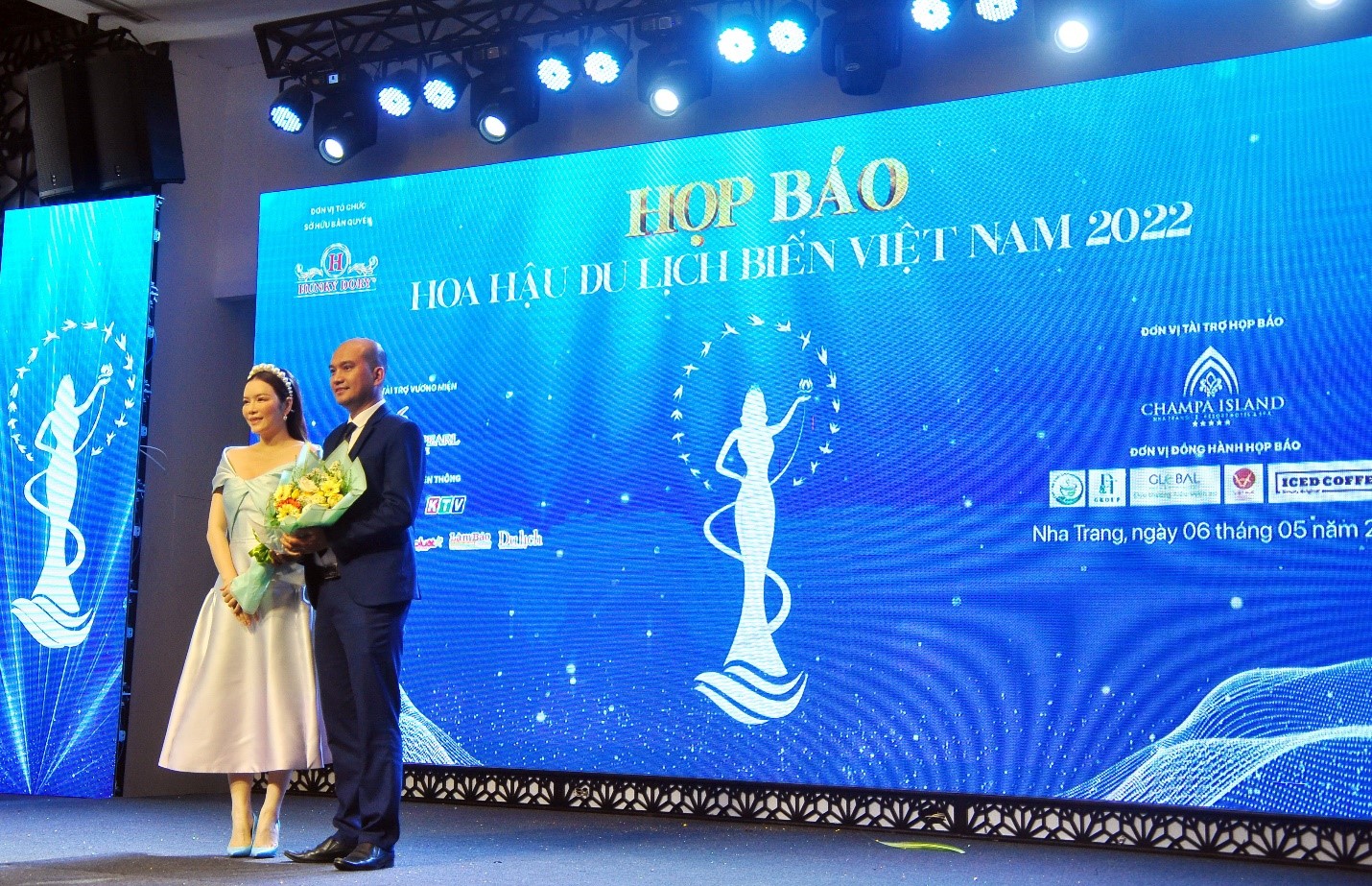Đại diện Ban Tổ chức, Ban Giám khảo Cuộc thi Hoa hậu Du lịch Biển Việt Nam 2022   tặng hoa đến các nhà tài trợ họp báo. Đại sứ Lý Nhã Kỳ tặng hoa đến Khu Du Lịch CHAMPA ISLAND