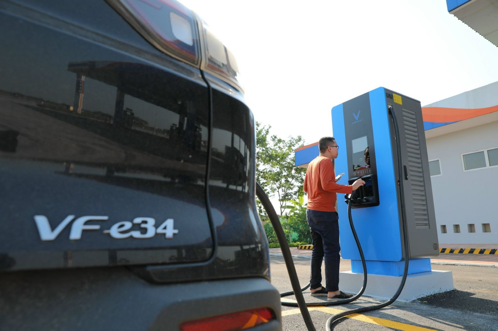 Thay vì mua xăng, khách hàng đi xe điện có thể vào trạm sạc của Petrolimex để sạc xe ô tô điện Vinfast  Đ.H
