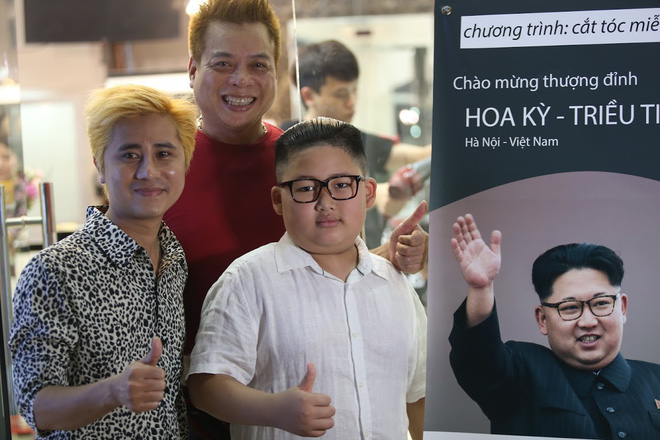 Nhiều người chụp ảnh kỉ niệm bên cậu bé nổi tiếng.