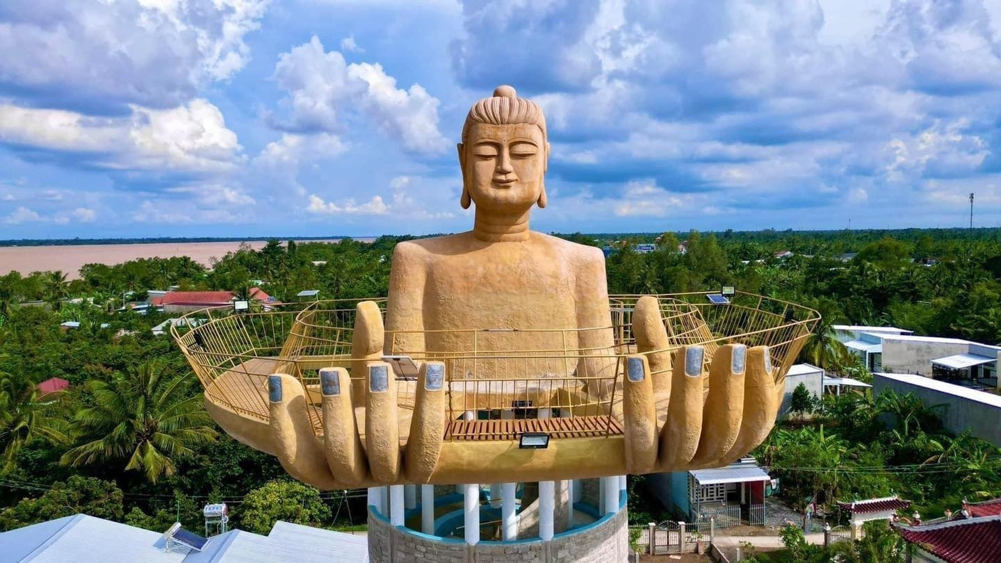 Cầu Vàng ở Sóc Trăng với bàn tay Phật được sơn móng  T.T.P