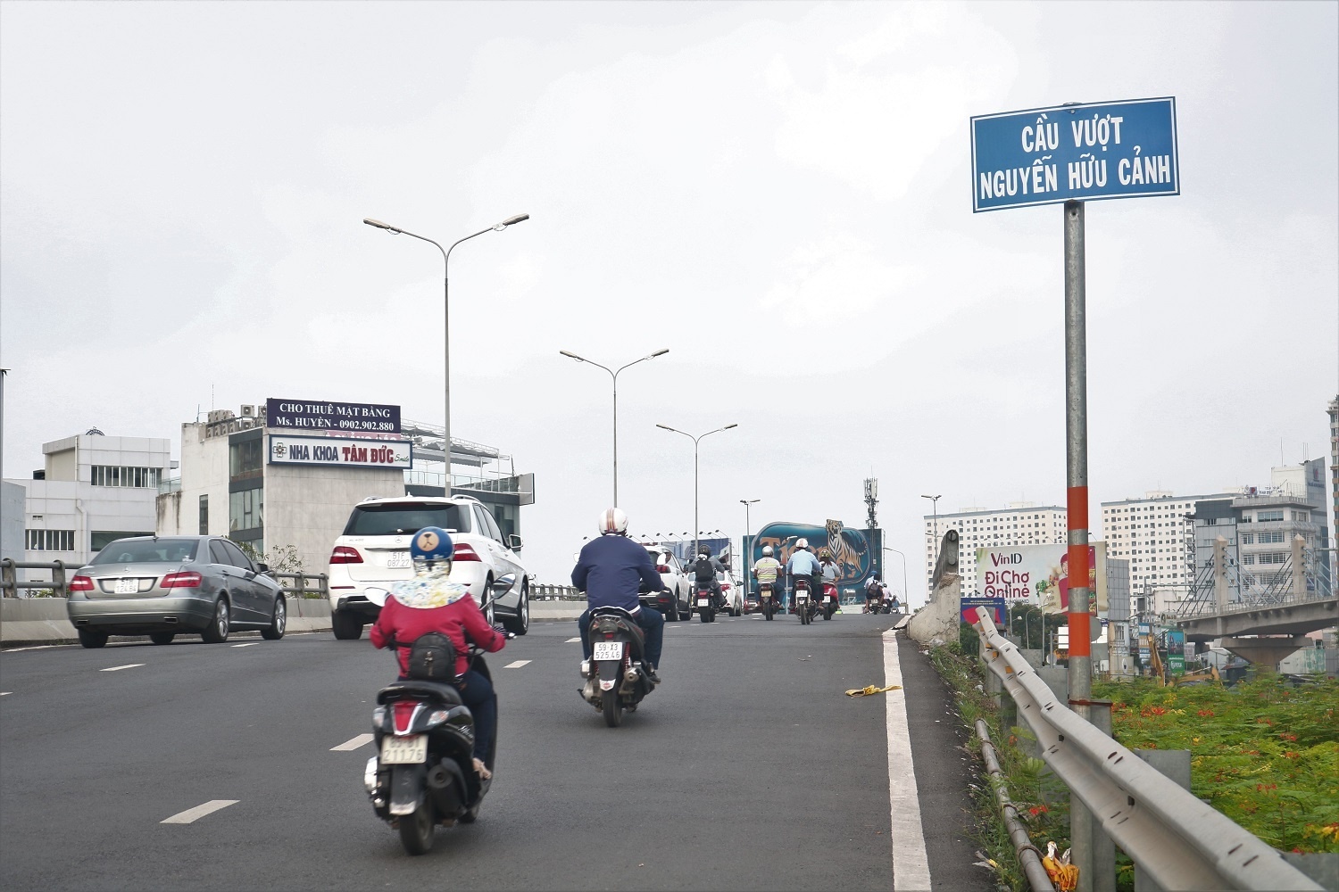 Sở GTVT TP.HCM đã cấm xe tải và ôtô trên 16 chỗ qua cầu vượt Nguyễn Hữu Cảnh để bảo đảm an toàn cho các phương tiện trong thời gian chờ khắc phục sự cố  CẢNH AN