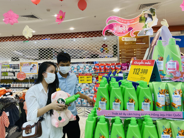 Như Ý và bạn mua sắm tại khu vực quà khuyến mãi dịp 20-10 tại đại siêu thị Co.opXtra Phạm Văn Đồng, TP Thủ Đức