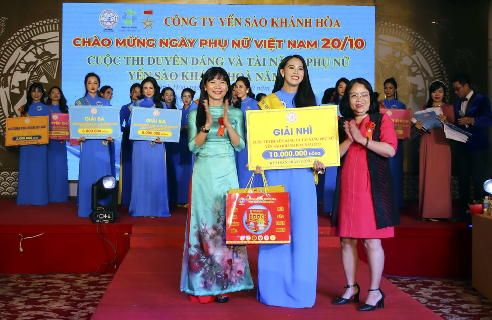 Bà  Trịnh Thị Hồng Vân (bìa trái) Chủ tịch Hội đồng quản trị Công ty Cổ phần Nước giải khát Yến sào Khánh Hòa, Trưởng Ban Tổ chức cuộc thi “Duyên dáng & tài năng Phụ Nữ Yến Sào Khánh Hòa”  năm 2022 trao giải Nhì cho TS.