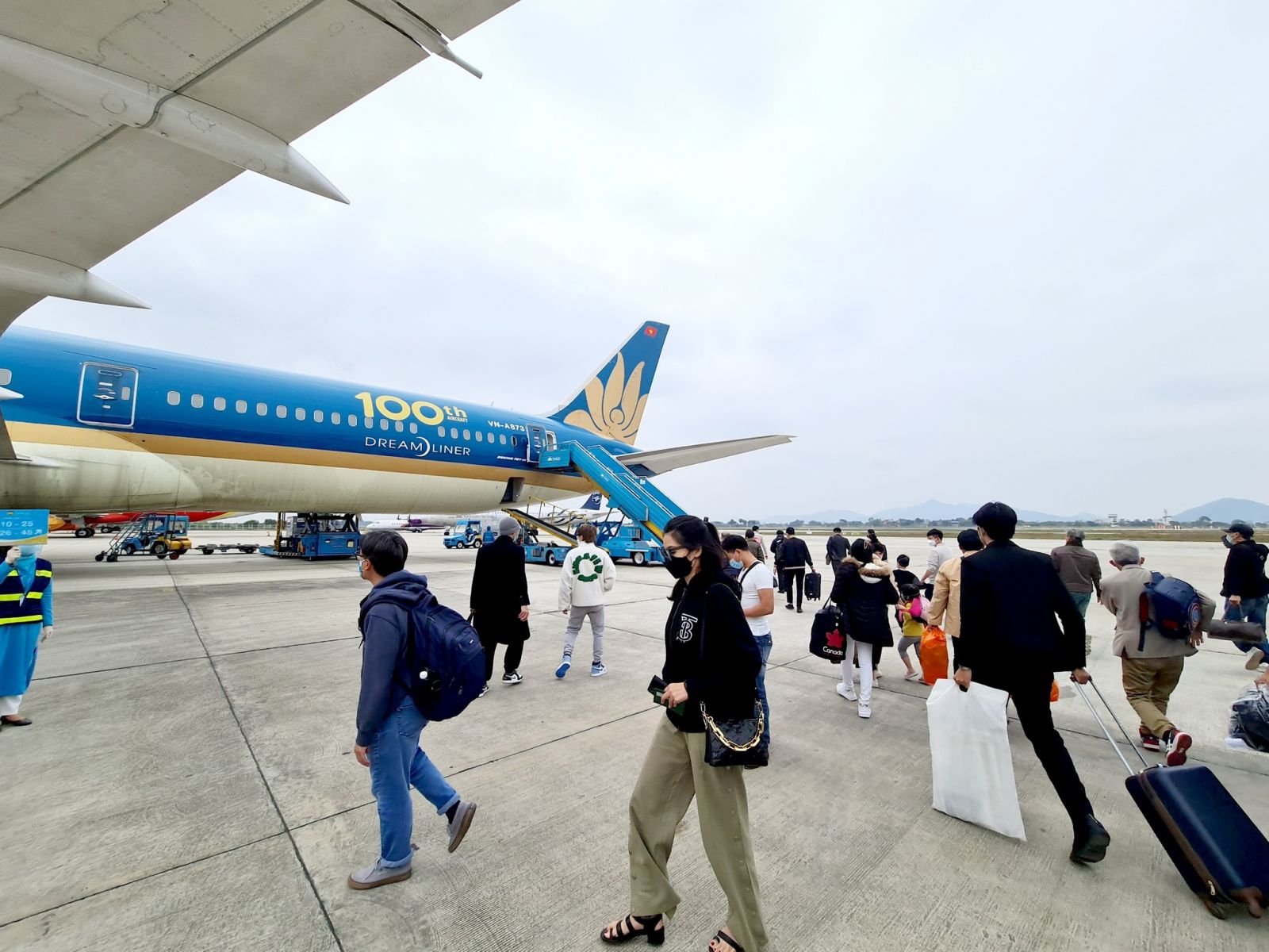 Hàng loạt sân bay miền Trung đóng cửa, các chuyến bay hoãn, hủy do bão Noru ĐẬU TIẾN ĐẠT