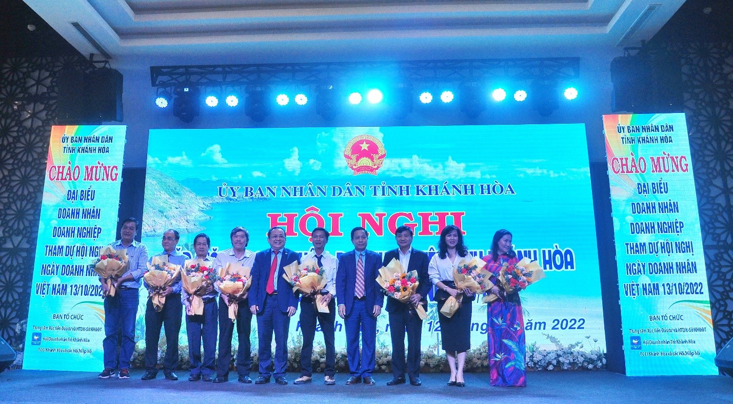 Ông Lê Hữu Hoàng TM UBND tỉnh Khánh Hòa tặng hoa chúc mừng các Hội Doanh Nhân
