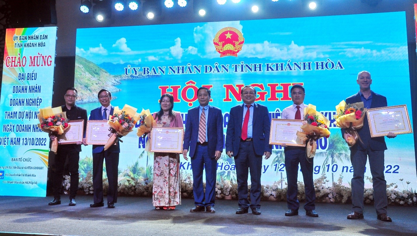 Các Doanh nhân nhân nhận khen thưởng của UBND tỉnh Khánh Hòa