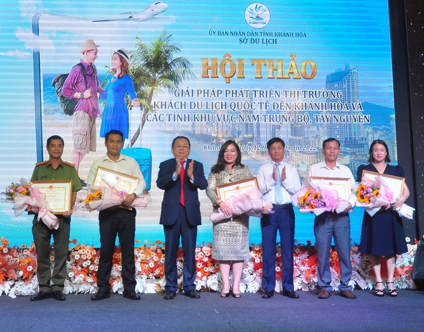 UBND tỉnh Khánh Hòa khen thưởng các cá nhân, tập thể & đơn vị có thành tích xuất sắc trong tổ chức thành công Chương trình Liên Hoan Du Lịch Biển Nha Trang 2022