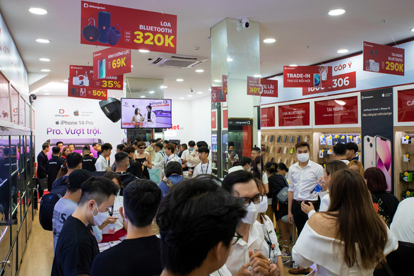 Hàng trăm khách hàng chờ mua iPhone 14 tại Di Động Việt - Ảnh: ĐỨC THIỆN