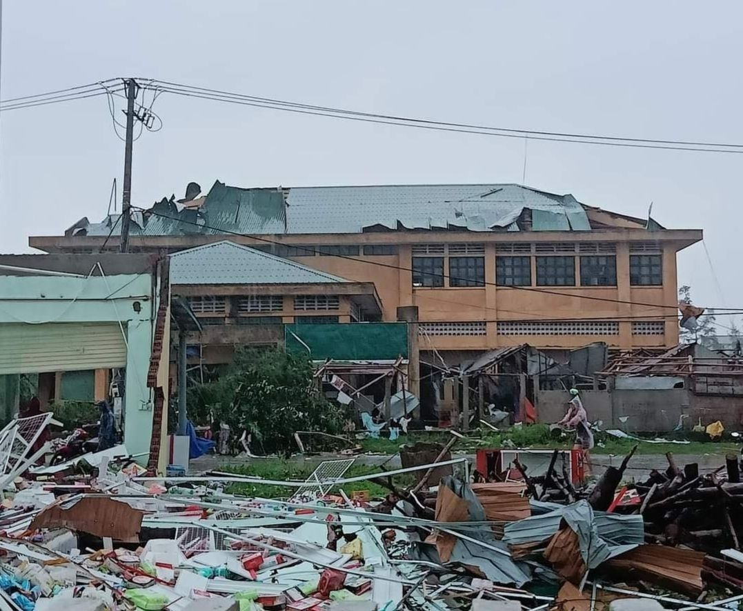 Khu vực chợ Cửa Việt (TT.Cửa Việt, H.Gio Linh, Quảng Trị) tan hoang vì gió xoáy chiều 27.9