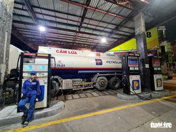 Theo Sở Công Thương TP.HCM, để đảm bảo nguồn cung xăng dầu, Petrolimex Sài Gòn đã huy động 80 xe bồn vận chuyển xăng dầu từ kho về nhập cho tất cả hệ thống cửa hàng bán lẻ của mình trong tối 9-10 và rạng sáng 10-10. Trong ảnh: xe bồn nhập hàng vào cây xăng Petrolimex lúc 0h23 ngày 10-10 - Ảnh: NGỌC HIỂN