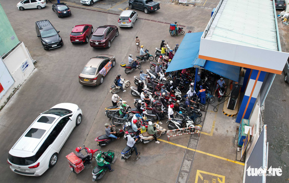 Có khá đông xe hơi, xe máy đến đổ xăng tại một cây xăng của Petrolimex vào sáng 10-10 - Ảnh: NGỌC HIỂN