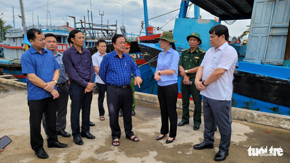 Bộ trưởng Lê Minh Hoan (giữa) yêu cầu Quảng Ngãi chủ động phòng chống bão Noru - Ảnh: TRẦN MAI