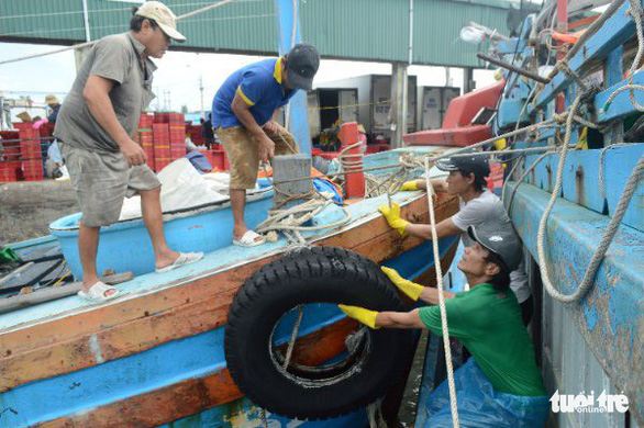 Ngư dân cho tàu vào cảng cá neo đậu tránh trú bão Noru - Ảnh: TRẦN MAI