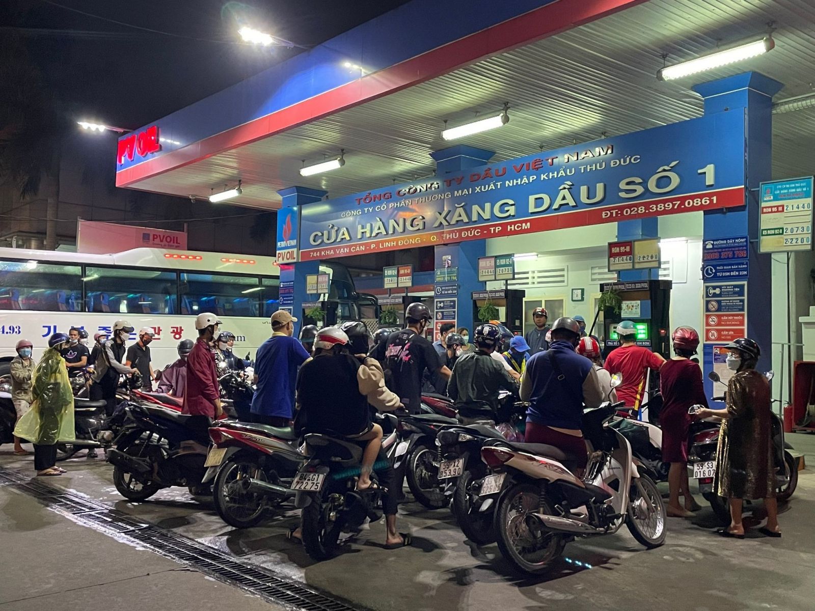 Người dân đội mưa mua xăng trong tối qua (Ảnh: CTV)