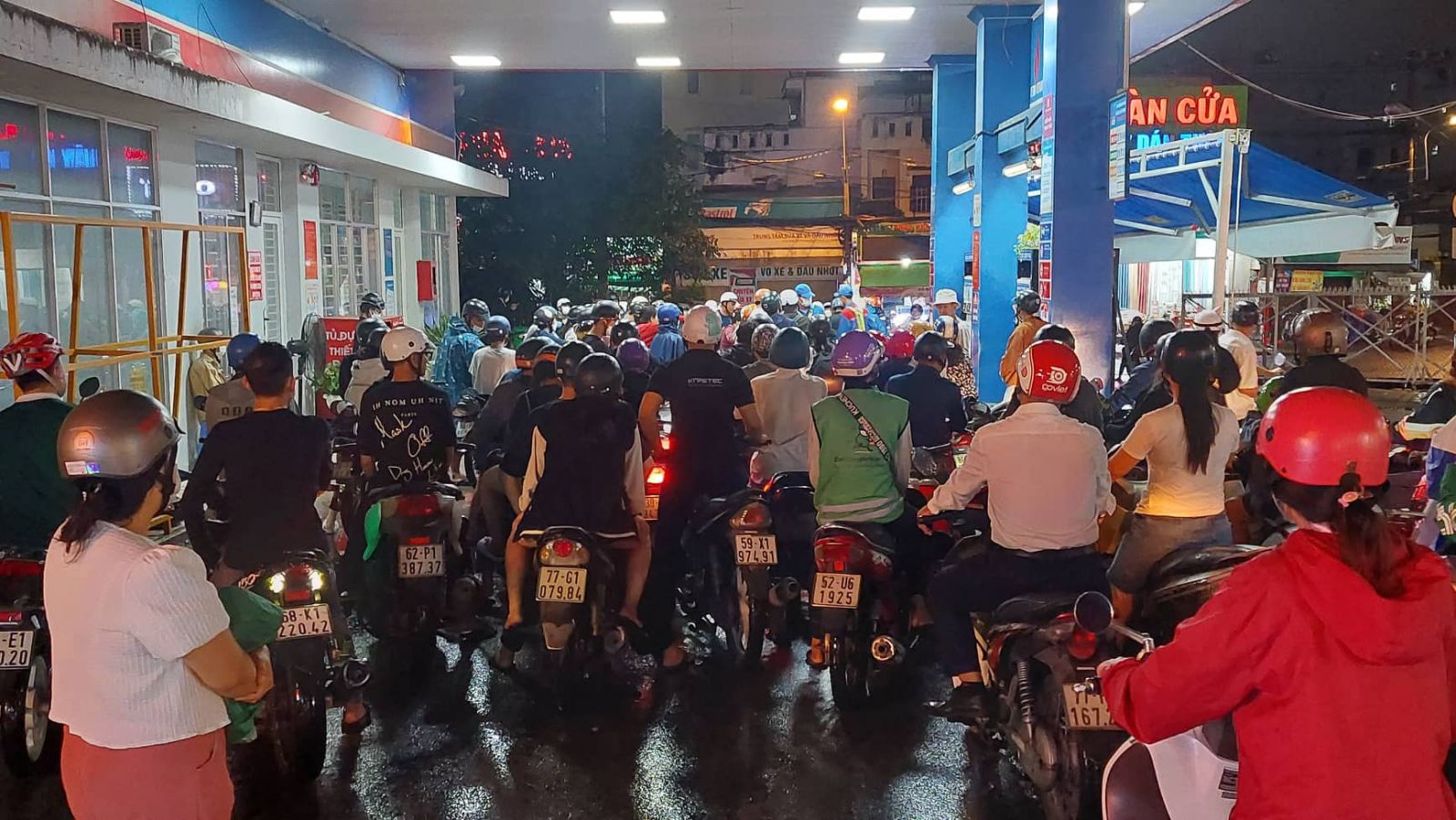 Hình ảnh đợi mua xăng
