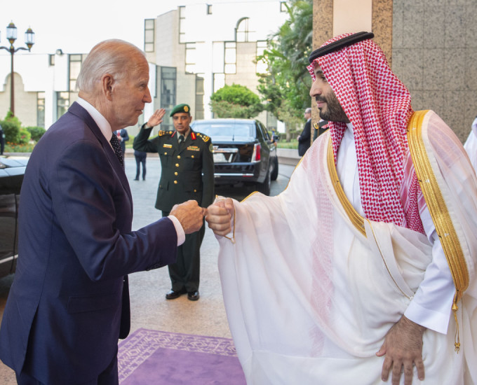 Tổng thống Mỹ Joe Biden và Thái tử Arab Saudi Mohammed bin Salman ở Jeddah hôm 15/7. Ảnh: AFP