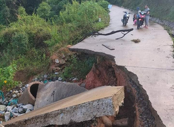 Các tuyến đường dân sinh tại huyện Tu Mơ Rông (Kon Tum) bị sạt lở sau những cơn mưa lớn vừa qua - Ảnh: TRẦN HƯỚNG
