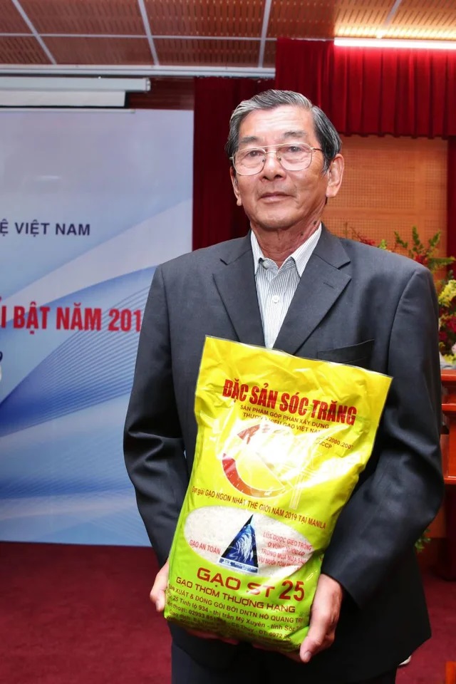 Từ những “phòng thí nghiệm” ngay trên đồng ruộng, kỹ sư Hồ Quang Cua đã đưa hạt gạo Việt trở thành hạt gạo ngon nhất thế giới bằng những bước đi bài bản. Ảnh: LS.