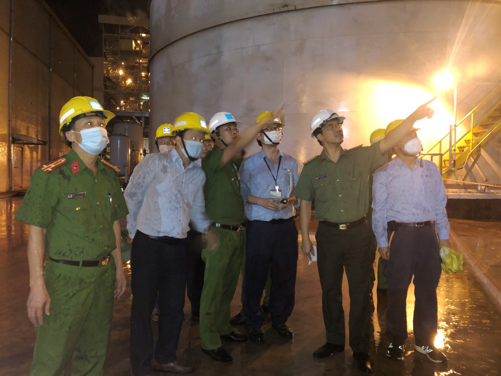  Thượng tá Nguyễn Hồng Phong dẫn đoàn kiểm tra hiện trường tại Formosa. Ảnh: Công an Hà Tĩnh