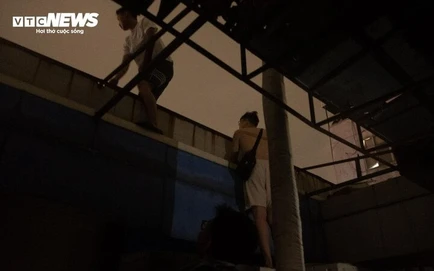 Cháy lớn ở Hà Nội, người dân leo lên mái tôn chạy lửa trong đêm