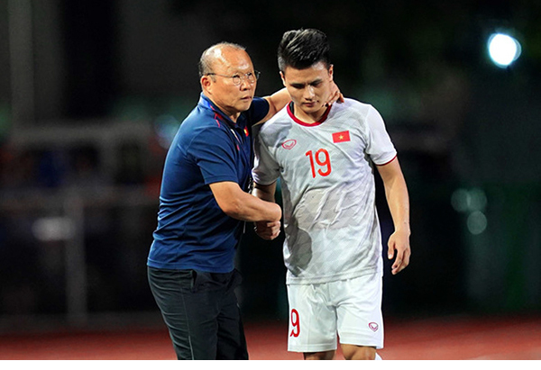 Phát ngôn tranh cãi của HLV Park Hang-seo về Quang Hải & mối lo đột ngột cho HLV Kim Sang-sik