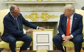 Thủ tướng Đức tặng Tổng thống Mỹ Trump bản sao giấy khai sinh của ông nội