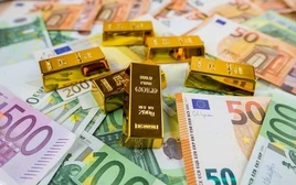 Lần đầu tiên sau hơn 2 thập kỷ, euro không còn là tài sản dự trữ lớn thứ hai thế giới, đồng tiền không quốc tịch này thế chân