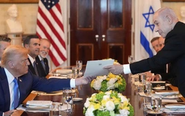 Thủ tướng Israel trao tận tay Tổng thống Donald Trump món quà bất ngờ