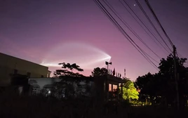 Vệt sáng kỳ lạ xuất hiện trên bầu trời Đà Nẵng: Một thứ gì đó vừa được phóng từ Trung Quốc?