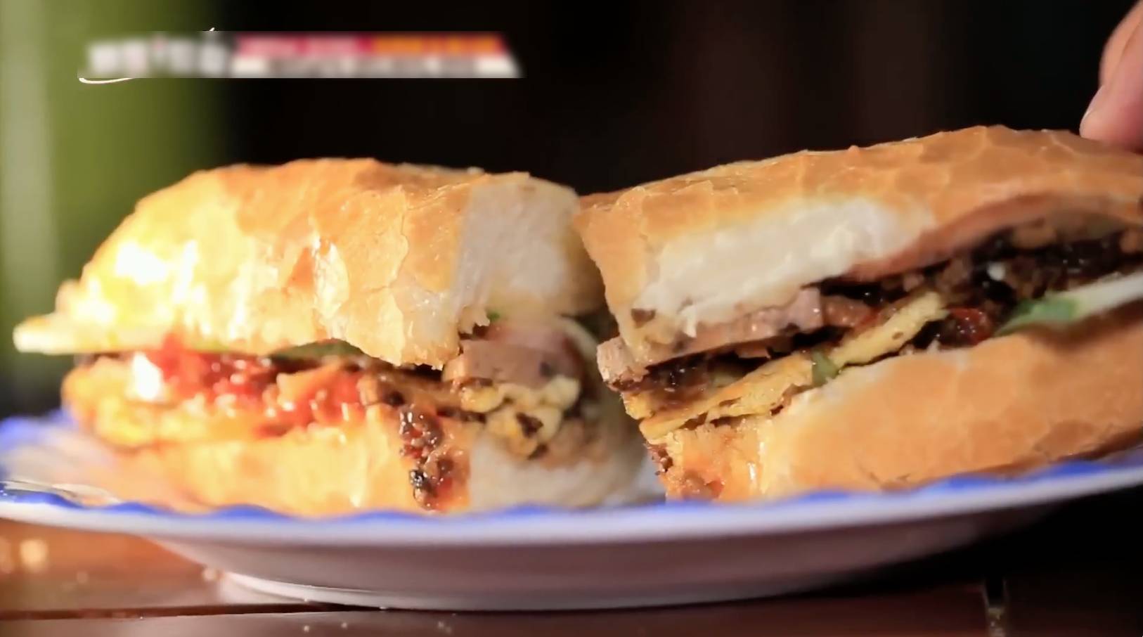 Bánh mì Việt Nam gây sốt, sao nữ phá lệ gọi thêm phần thứ 2 - Ảnh 1.