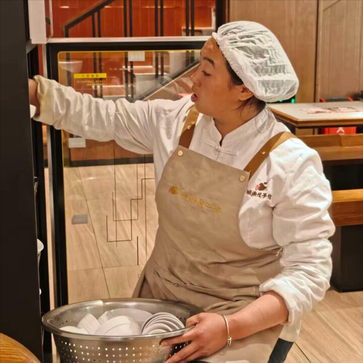 Thu nhập hơn 7 triệu đồng, làm việc 14 tiếng/ngày: Nhóm lao động tưởng “lép vế” nay giữ vai trò quan trọng cho ngành dịch vụ thay người trẻ - Ảnh 1.