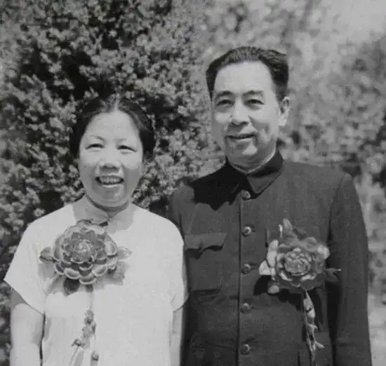 "Tình dài giấy ngắn, hôn anh muôn nghìn lần": Thư tình đẫm yêu thương của cố Thủ tướng Trung Quốc Chu Ân Lai và phu nhân - Ảnh 1.