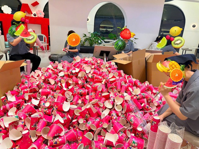 Một thương hiệu trà sữa huỷ hơn 10.000 cốc giấy vì vi phạm bản quyền hình ảnh của Nhà sách Phương Nam - Ảnh 1.