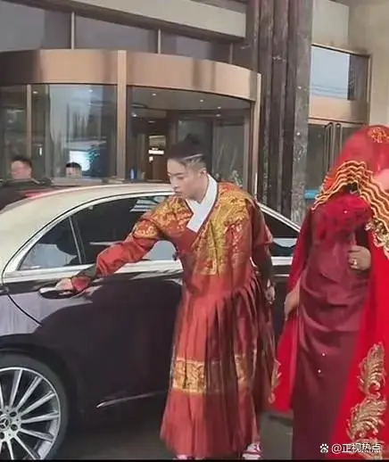 Nam thanh niên cưới vợ da màu hơn 20 tuổi: Tin đồn ‘10 triệu USD’ và biểu cảm ‘gây bão’ của mẹ chồng - Ảnh 3. Nam thanh niên cưới vợ da màu hơn 20 tuổi: Tin đồn ‘10 triệu USD’ và biểu cảm ‘gây bão’ của mẹ chồng - Ảnh 3.