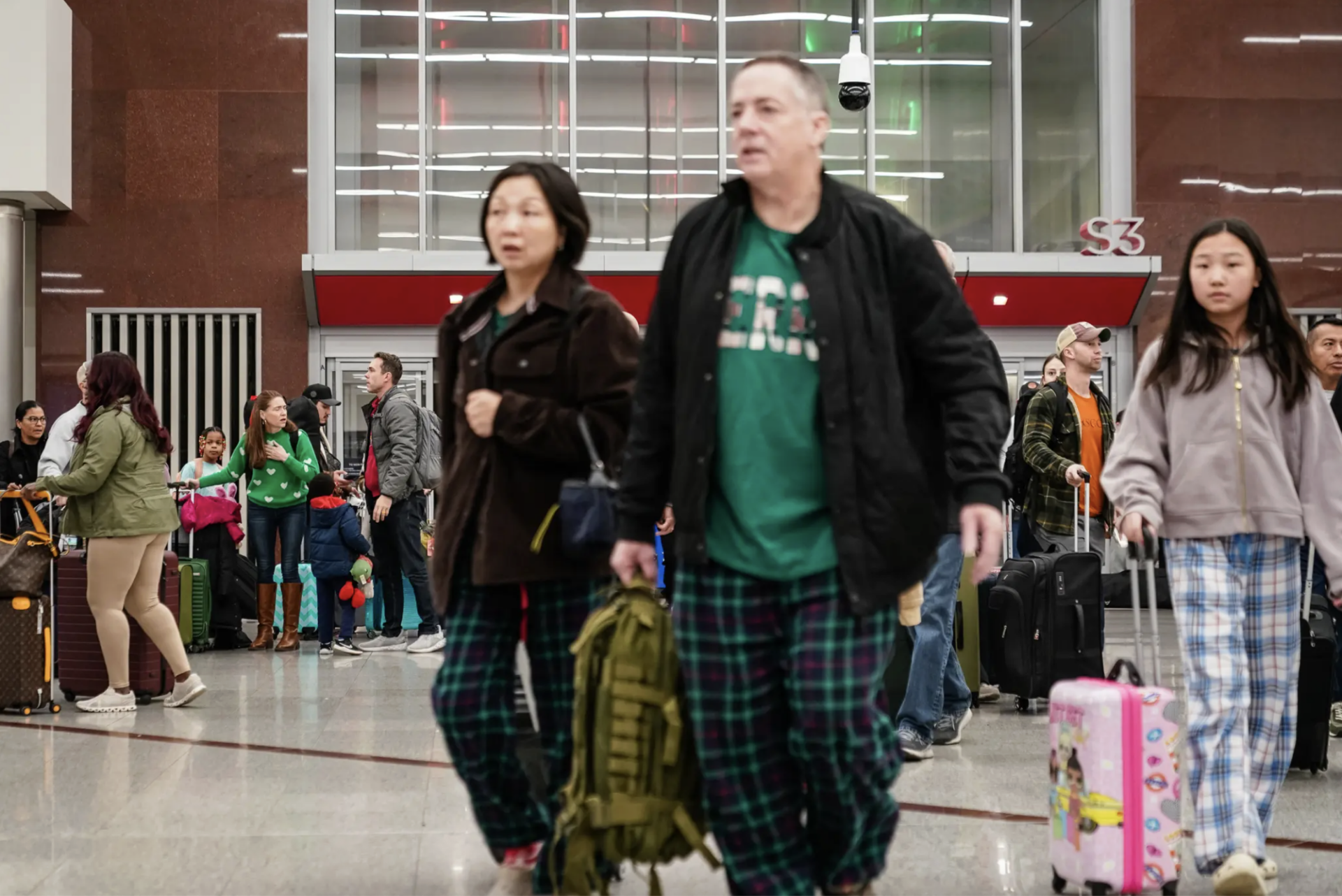 Một sân bay muốn cấm hành khách mặc đồ ngủ và dép crocs?- Ảnh 1.