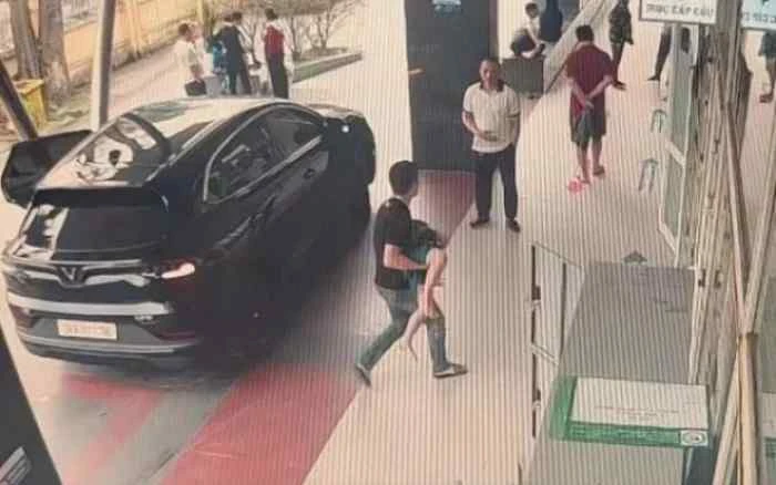 Vượt đèn đỏ để đưa người đi cấp cứu có bị phạt nguội không? Cục CSGT trả lời cụ thể - Ảnh 1.