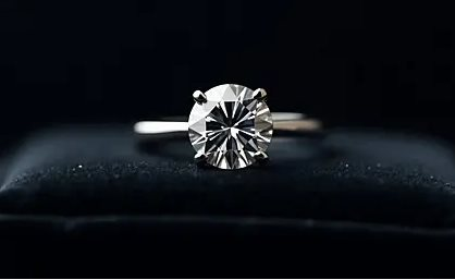 Tài xế taxi phát hiện nhẫn kim cương 100 triệu đồng cùng loạt giấy tờ nằm chơ vơ trên xe, công an dùng các biện pháp nghiệp vụ vào cuộc - Ảnh 1.