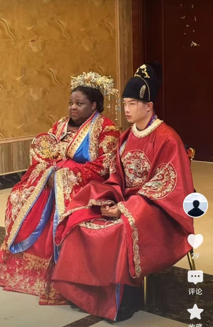 Nam thanh niên cưới vợ da màu hơn 20 tuổi: Tin đồn ‘10 triệu USD’ và biểu cảm ‘gây bão’ của mẹ chồng - Ảnh 1.