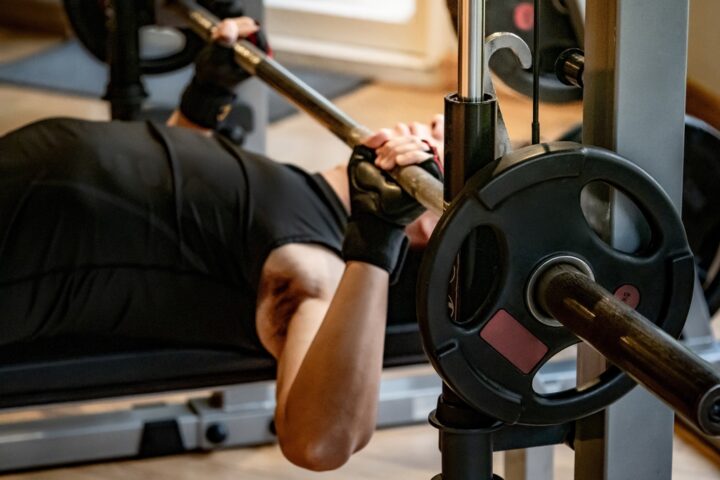 Người đàn ông suýt chết trong khi tập thể dục, bác sĩ cảnh báo: Phải làm điều này trước khi tập - Ảnh 1.