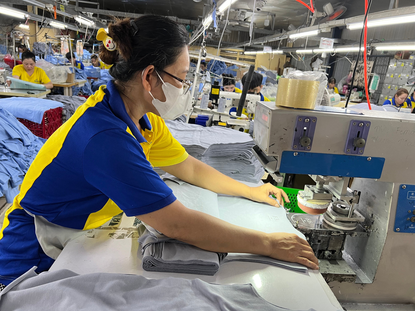 Hàng Việt đi Trung Đông: 'Trễ 15-20 ngày là lỡ mùa bán, kéo dài vài tháng coi như mất cả đơn hàng' - Ảnh 1.